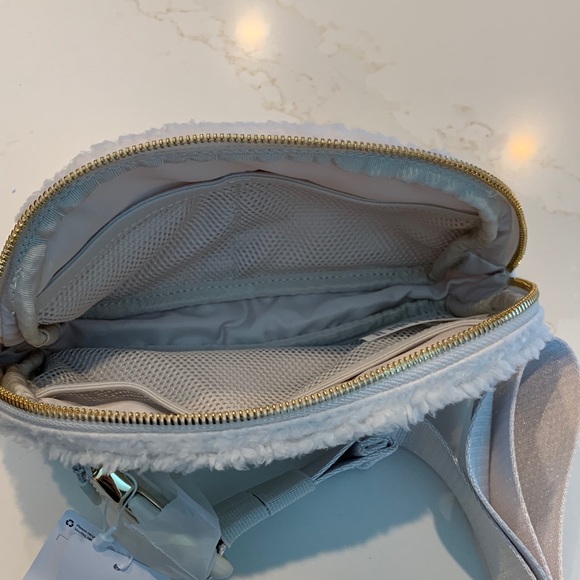 NWT LuLuLemon Everywhere Belt Bag Creme Fleece in Creme color - Picture 5 of 9